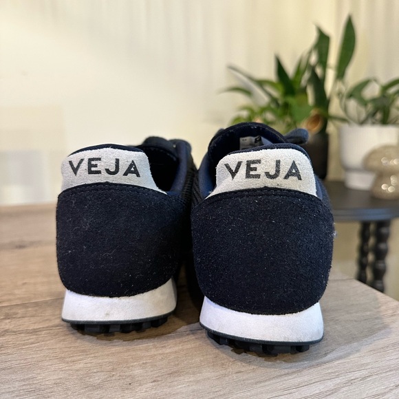 Veja Black and White Sneakers with Minimalist Design - Picture 3 of 3